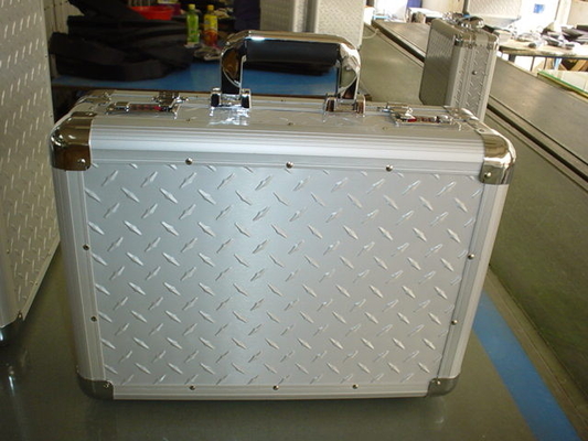 Silvery Executive Laptop Briefcase , Adjustable Shoulder Strap Aluminum Laptop Case